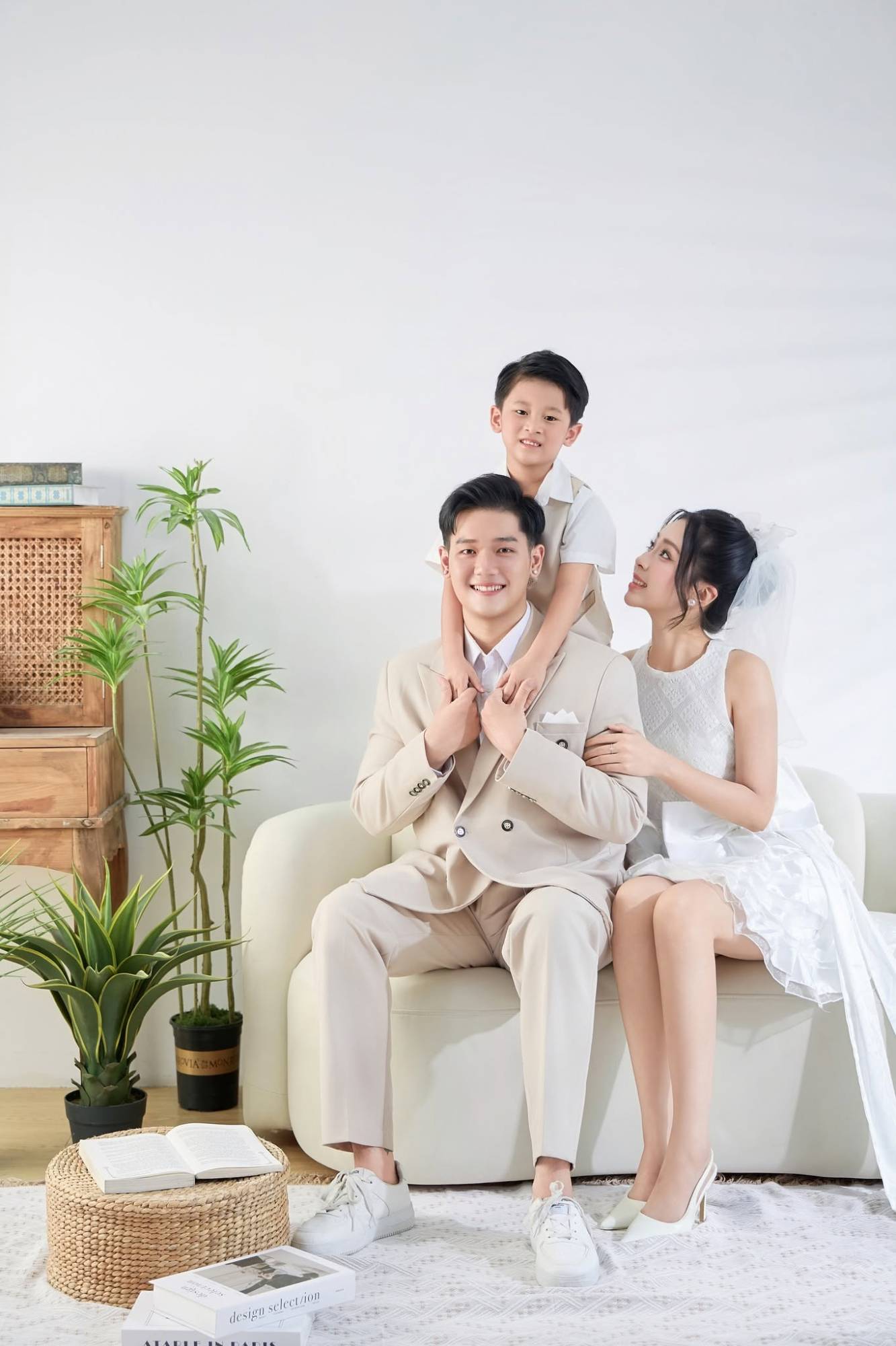 Con trai trèo lên vai bố, mẹ nhìn hai bố con