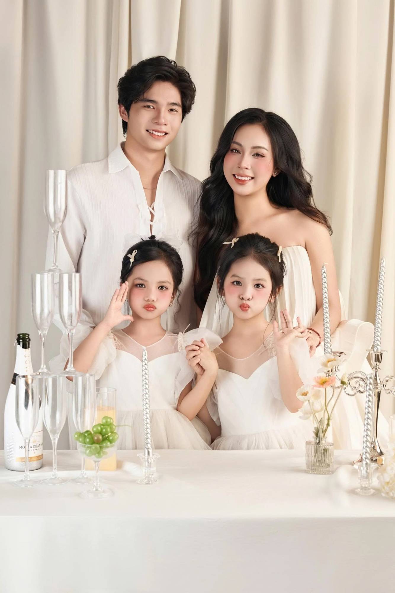 Hai bé gái chu môi bên bố mẹ